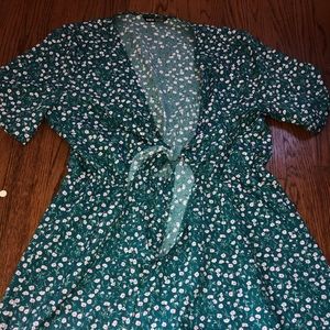 I am selling this tie up shorts jumper !!!!